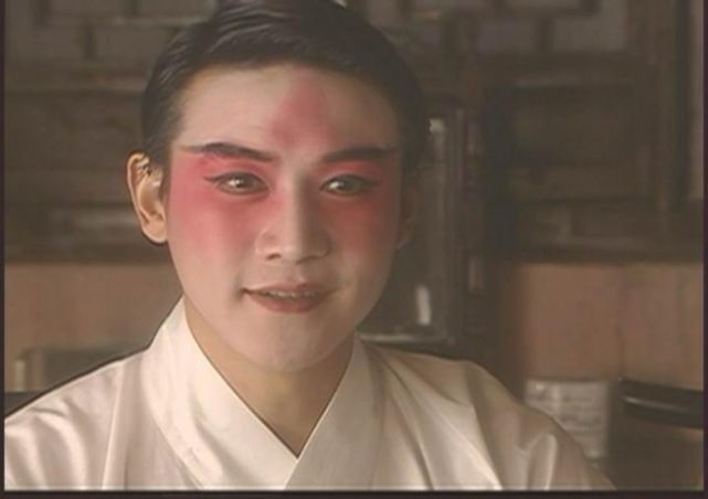 陆毅女儿再以京剧扮相出镜，贝儿造型超亮眼，举手投足尽显专业范