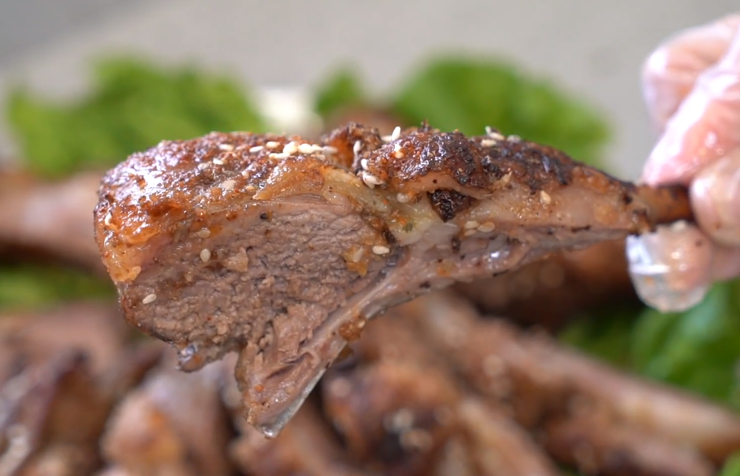 羊排這樣做才好吃，外酥里嫩，香辣過癮，做3斤都不夠吃，真解饞