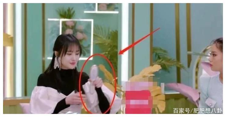 郑爽也遭遇掉发危机了？用生发梳被网友催早睡