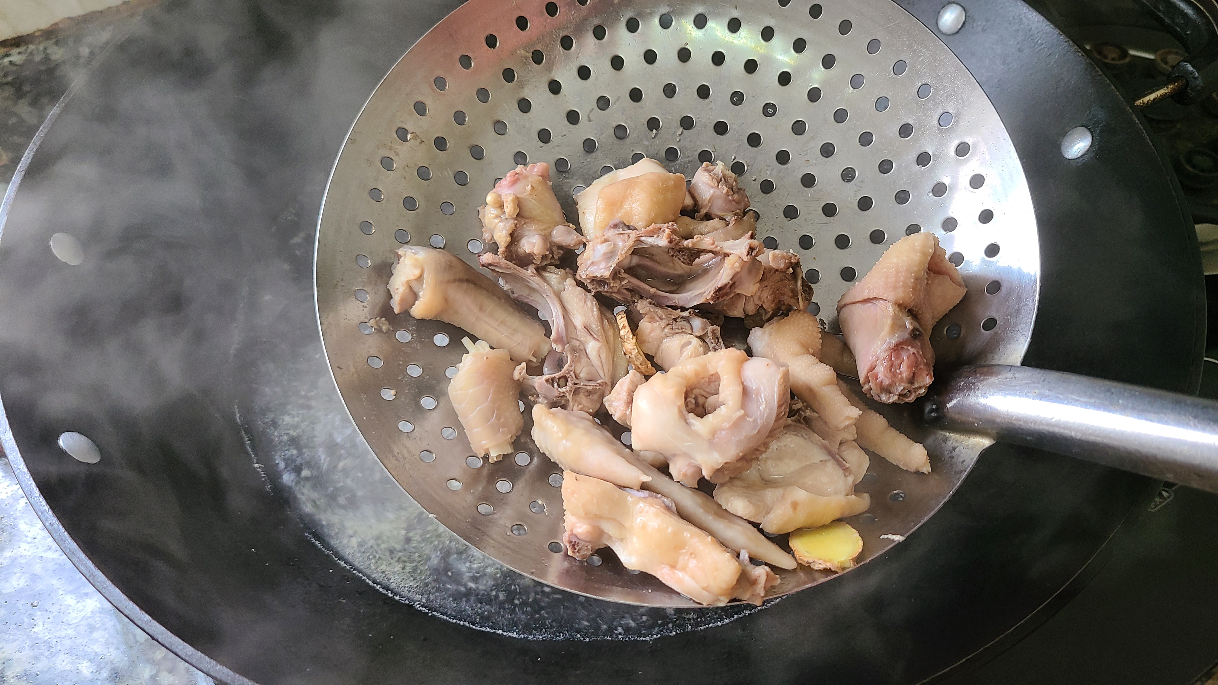 榴莲炖鸡，广东夏天很常见的一道美食，好喝简单，味道特别