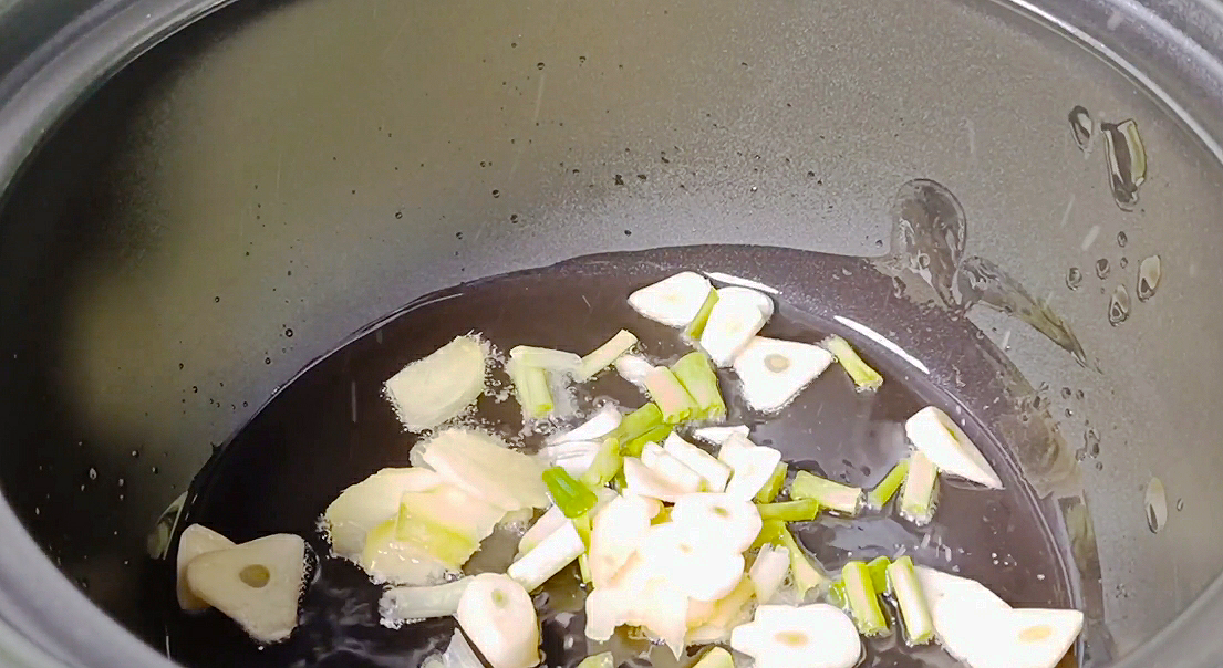 When the weather turns cold, eat more fish, not deep-fried or boiled, the method is simple and warms the stomach, the family is rushing to eat
