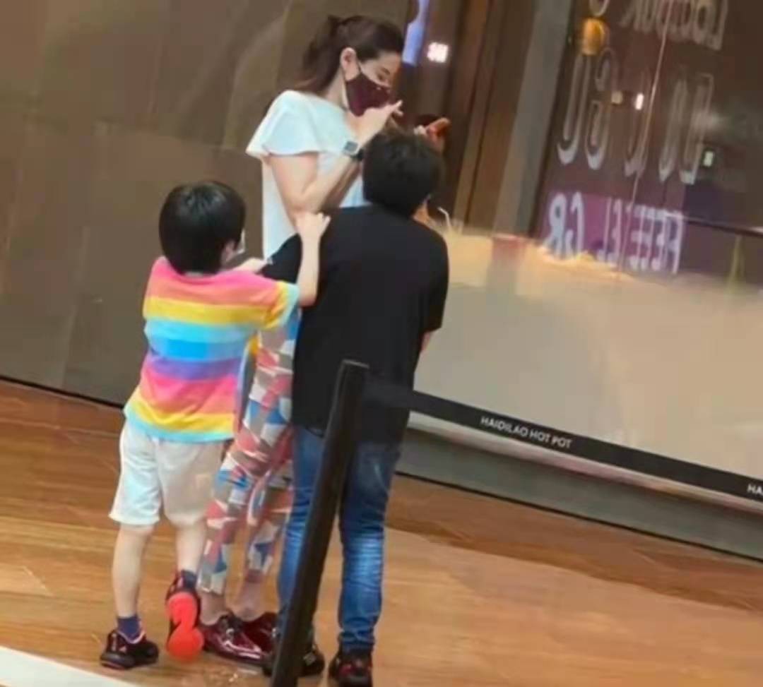 张柏芝3岁儿子正脸曝光！五官帅气头发浓密，打扮潮流小腿肉嘟嘟