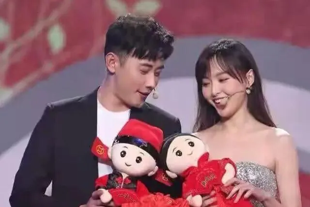 唐嫣生娃后大变样，剪齐刘海穿抹胸裙