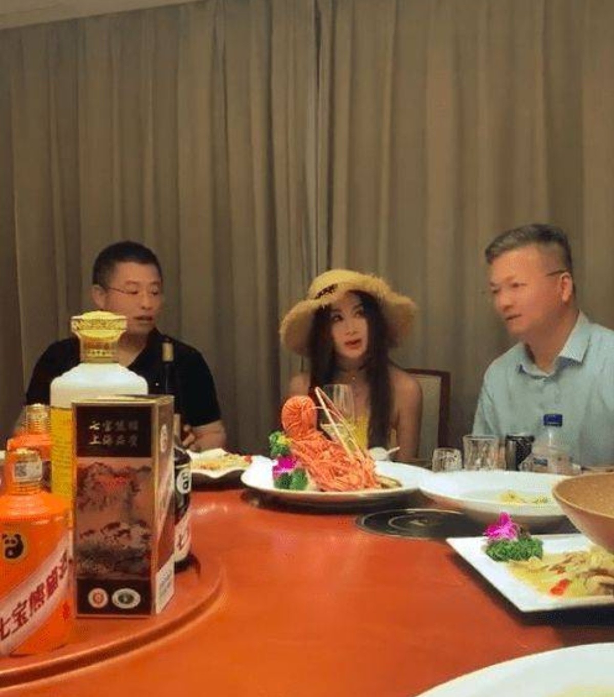 55岁温碧霞现身酒局，妆容艳丽身材超好，周围一圈领导她坐C位