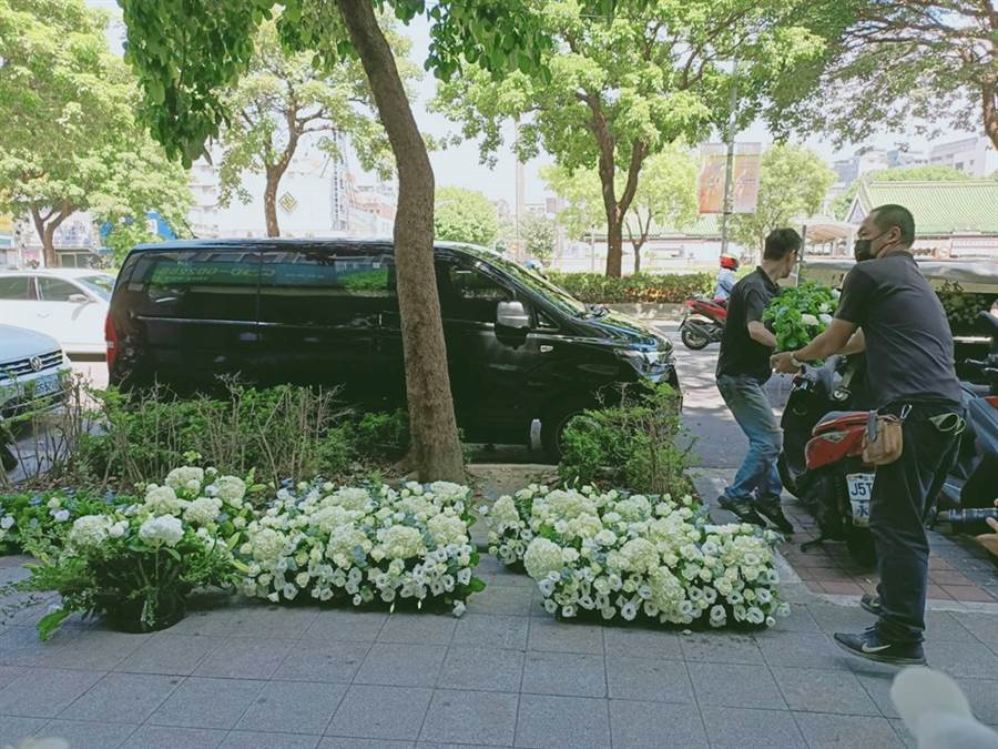 黄鸿升灵堂布置曝光！被白色花朵包围，遗照帅气阳光