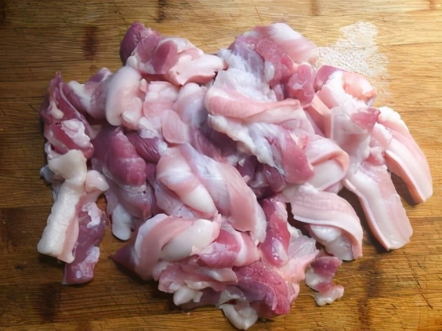 Many people make mistakes in the small farm pork, the chef teaches you the correct method, it is spicy and delicious.