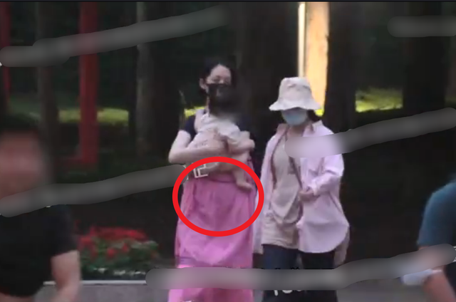 千亿儿媳喜事多！继奚梦瑶怀2胎后，郭碧婷遛娃小腹隆起疑似怀2胎