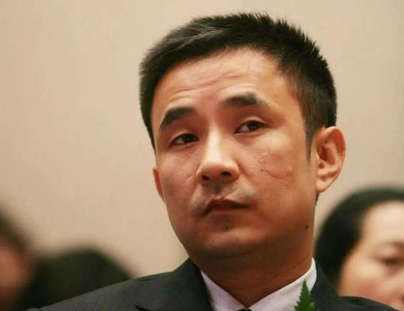 王永红：公司破产丝毫不慌，套61亿携女明星出逃，亲爹去世都不回