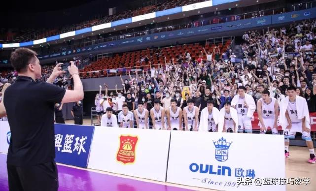 被女球迷围困，被男球迷亲吻！这届全运会太有意思了