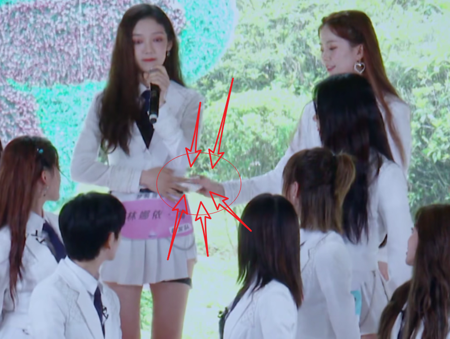 希林娜依·高发表感言，我却在意陈卓璇的举动，