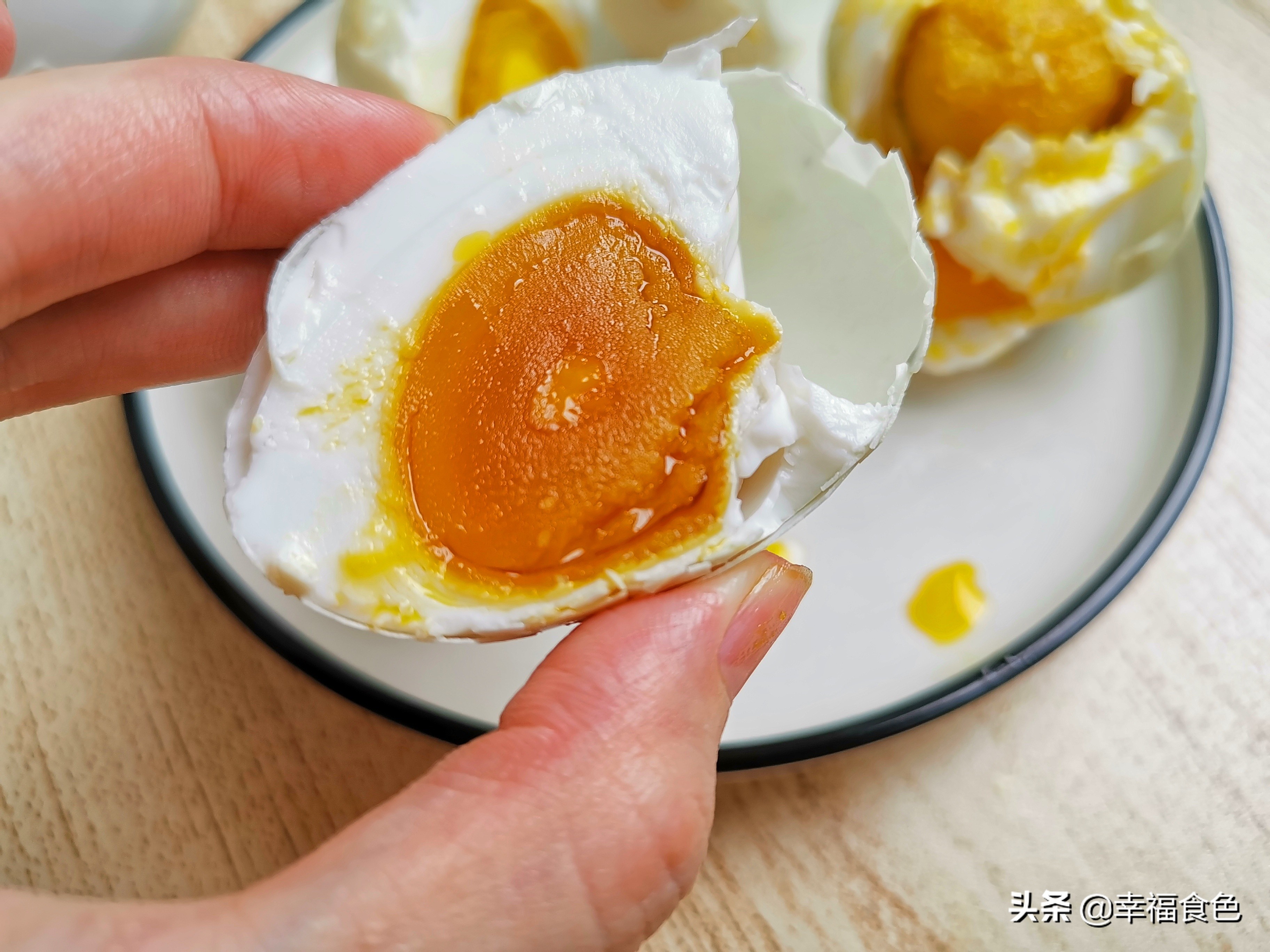 饱和盐水法做出来的咸鸭蛋，100％成功，切开蛋黄个个都冒油