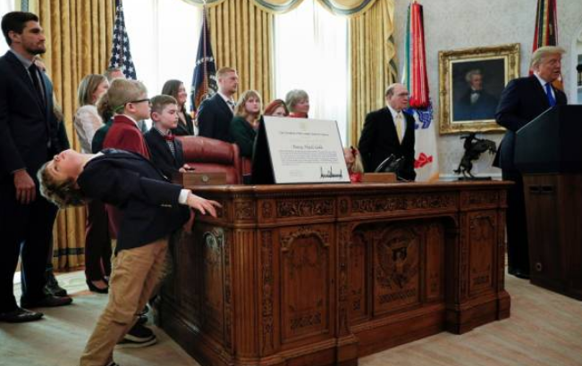 萌娃�大闹�白宫，特朗普久不露面被抢镜，内心拔凉拔凉的