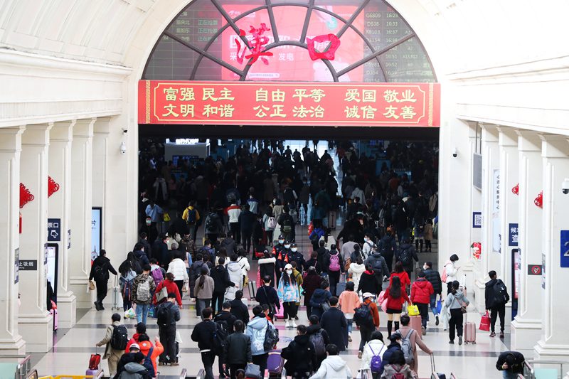 铁路迎来返程客流高峰，武汉重点加强一线警力投入