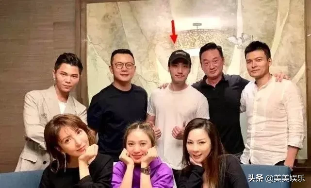 渣男惯性出轨，多次曝光约会美女，恭喜他们离