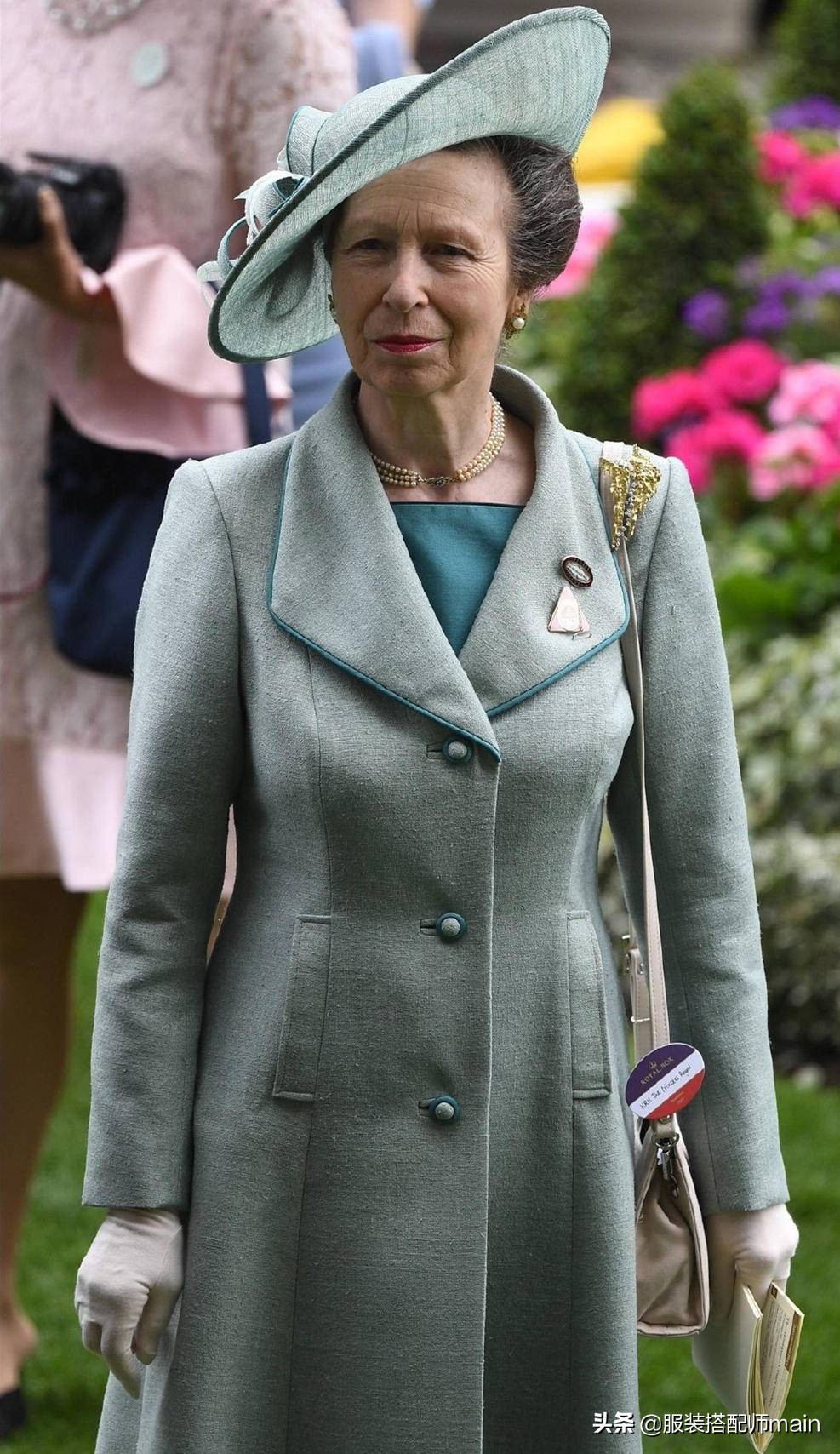 安妮公主70岁美得精致，穿搭时髦靓丽，不愧是王室时尚icon