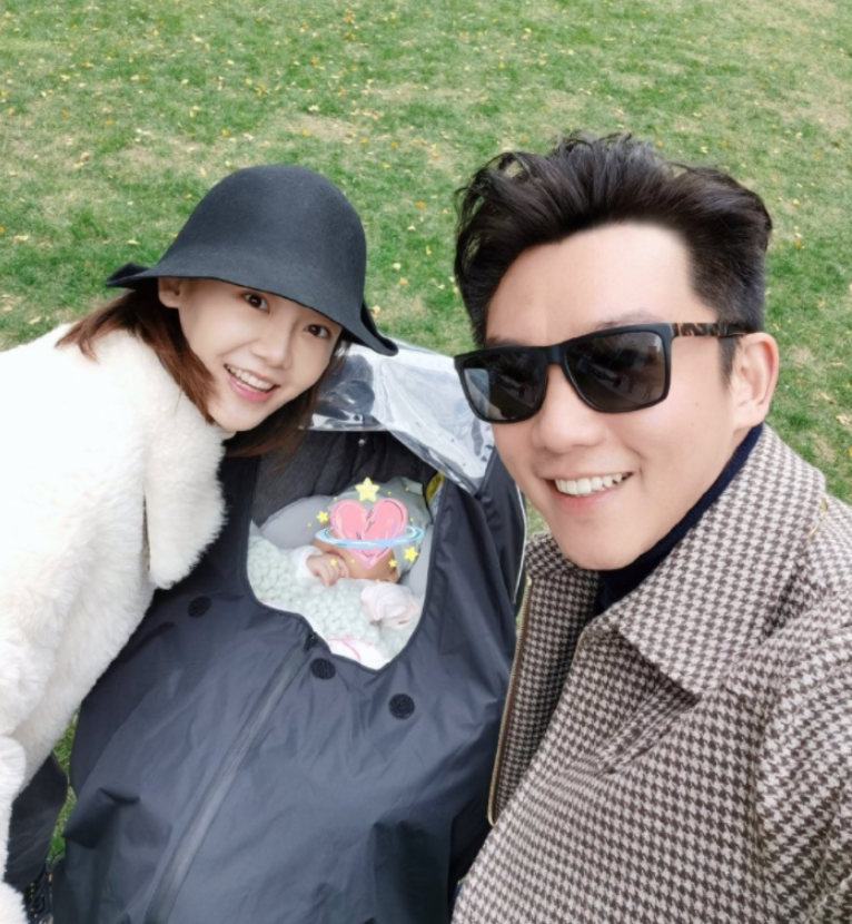 郑恺苗苗庆祝女儿满百天，获"全网"好评