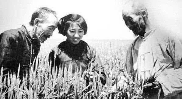 1957年，那個給毛主席點煙的女青年，後來怎麽樣了