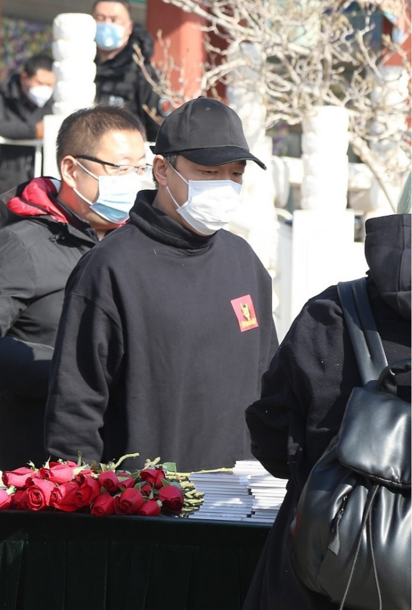 Zhao Yingjun memorial meeting: Willow cliff eye cries swollen, yellow Bo face is gaunter also, xue Zhiqian is bloodless also