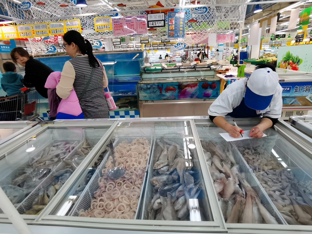 郑州实施“最严格”冷链食品检测方法，消费者扫一扫就能追踪溯源
