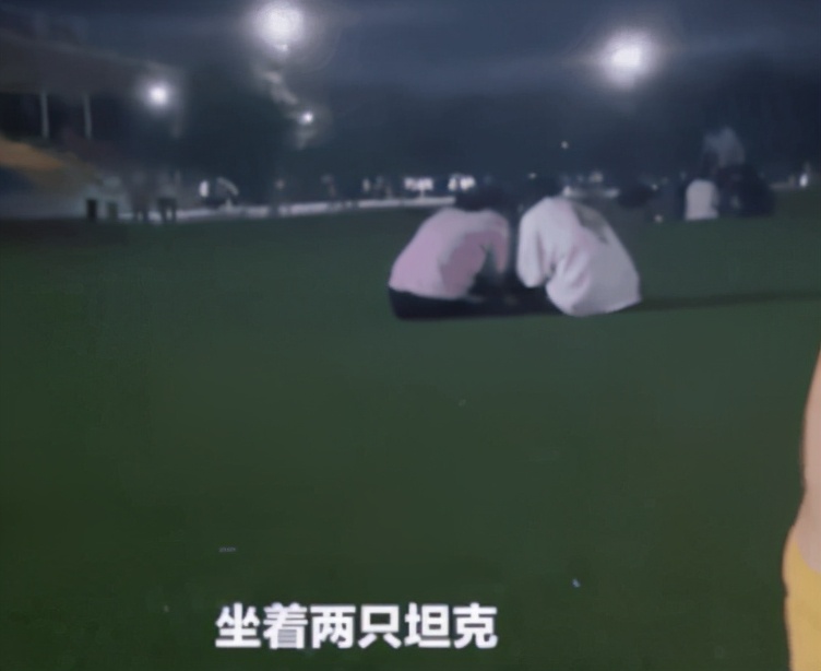 大学生就乃万事件发表不当言论被退学，或已两次涉嫌侮辱罪