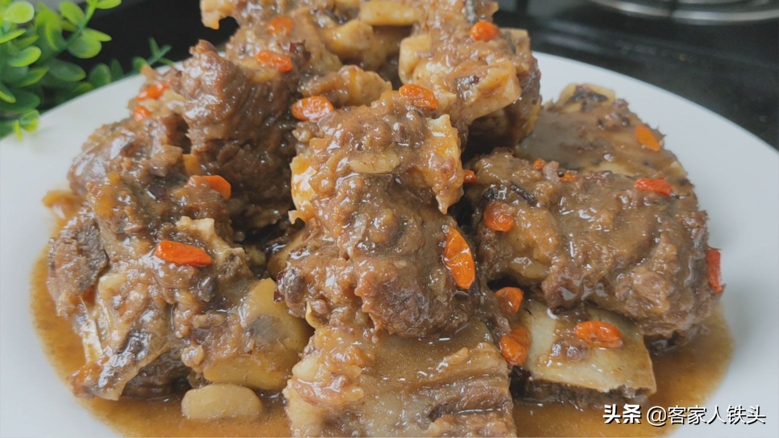 秋冬季牛排正确吃法，1根3斤多做一锅，脱骨入味还温补，好解馋