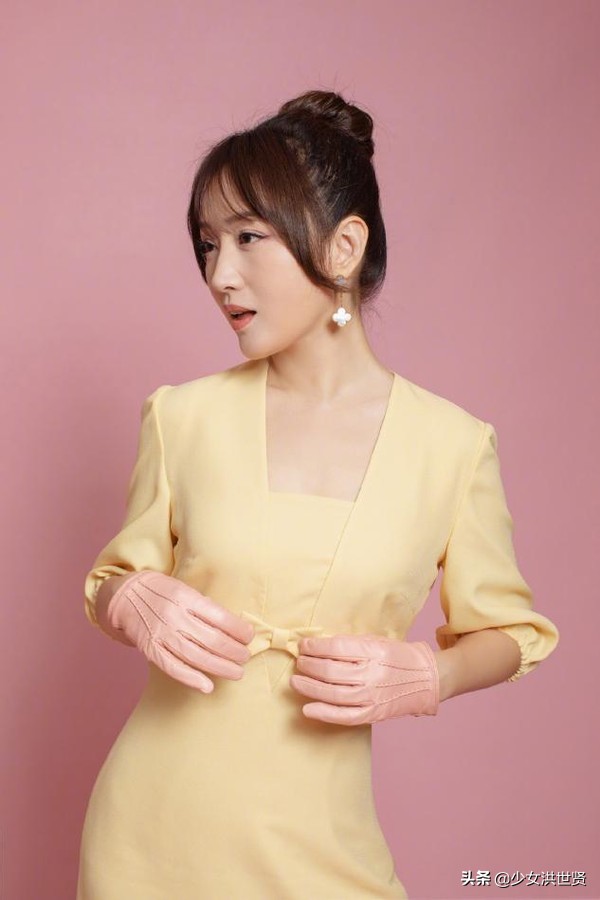 被50岁杨钰莹惊艳了，穿牛仔装青春休闲，网友：岁月从不败美人
