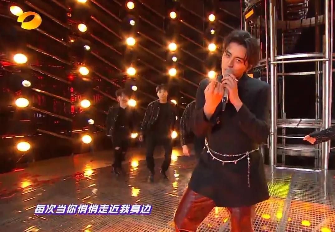 湖南跨年晚会暴露明星真实状态：谢霆锋素颜状