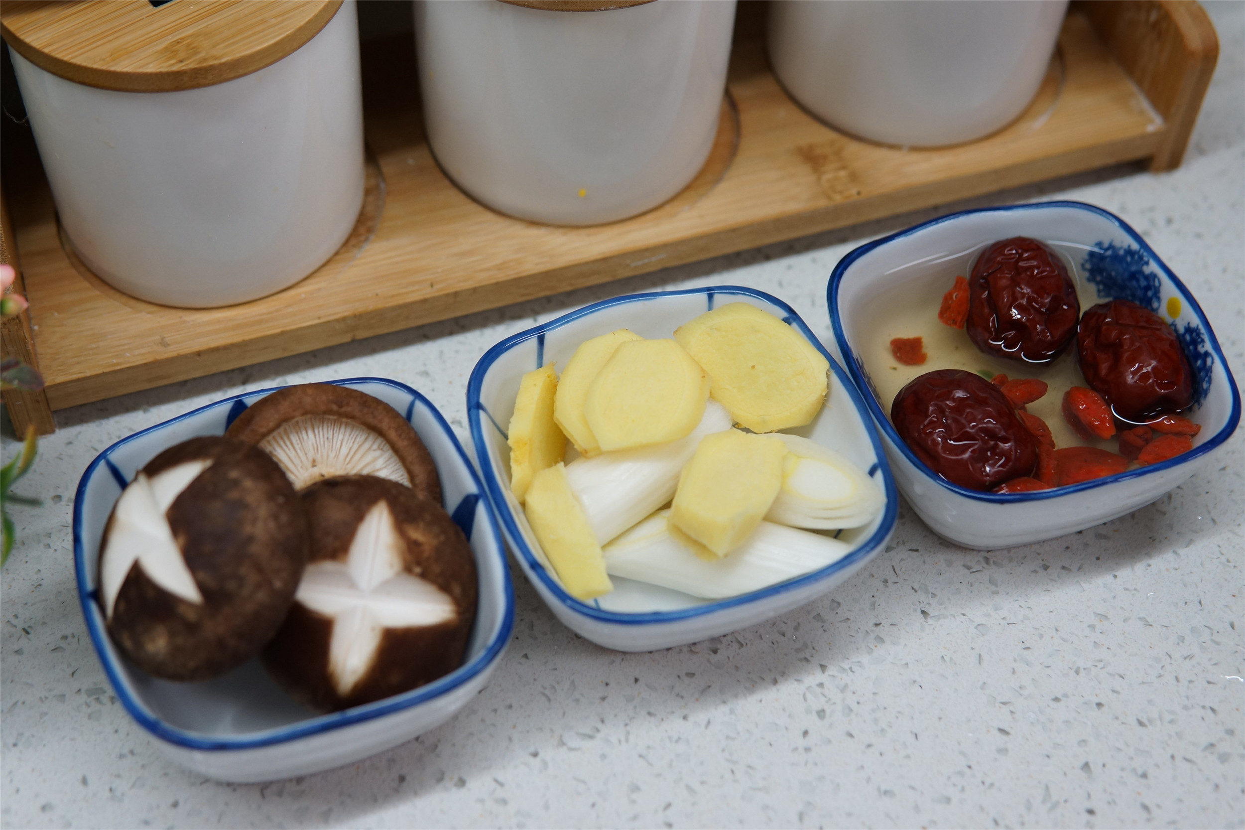 煲鸡汤时，记住“3用2不用”，鸡汤清亮鲜香，腥味小味道正