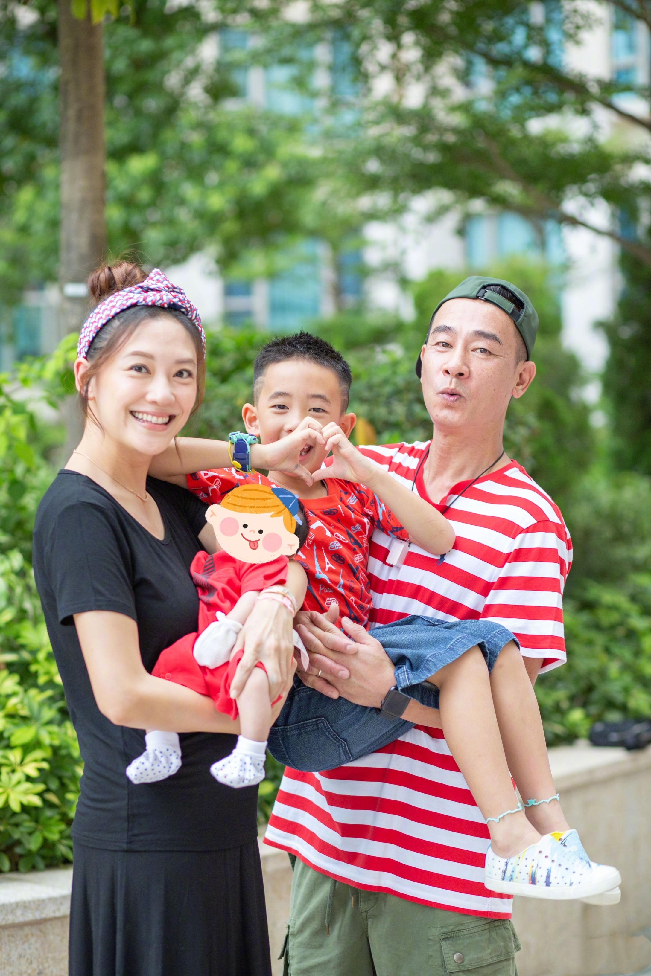 38岁应采儿晒庆生照，双手托腮如少女，被两个儿子同时亲吻超有爱