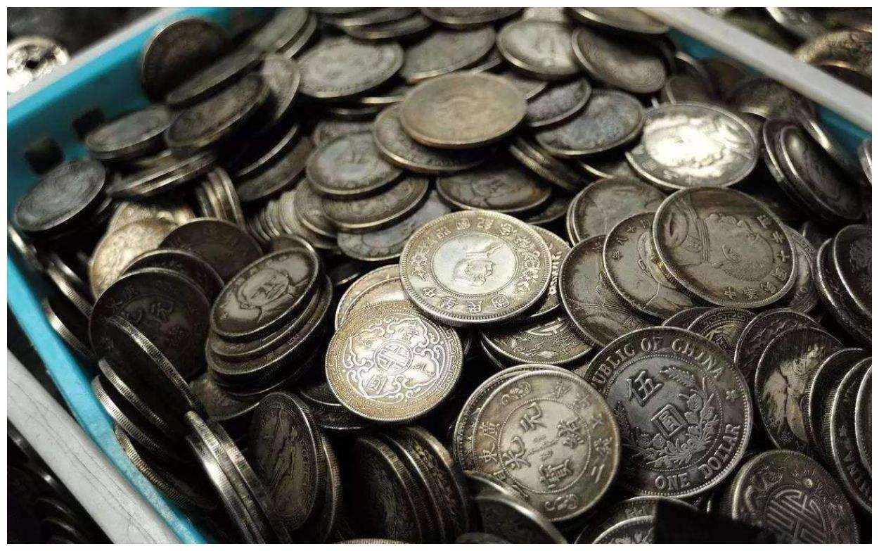 18岁女子挖自来水管道，意外发现70000枚银元，揭开30年前的秘密