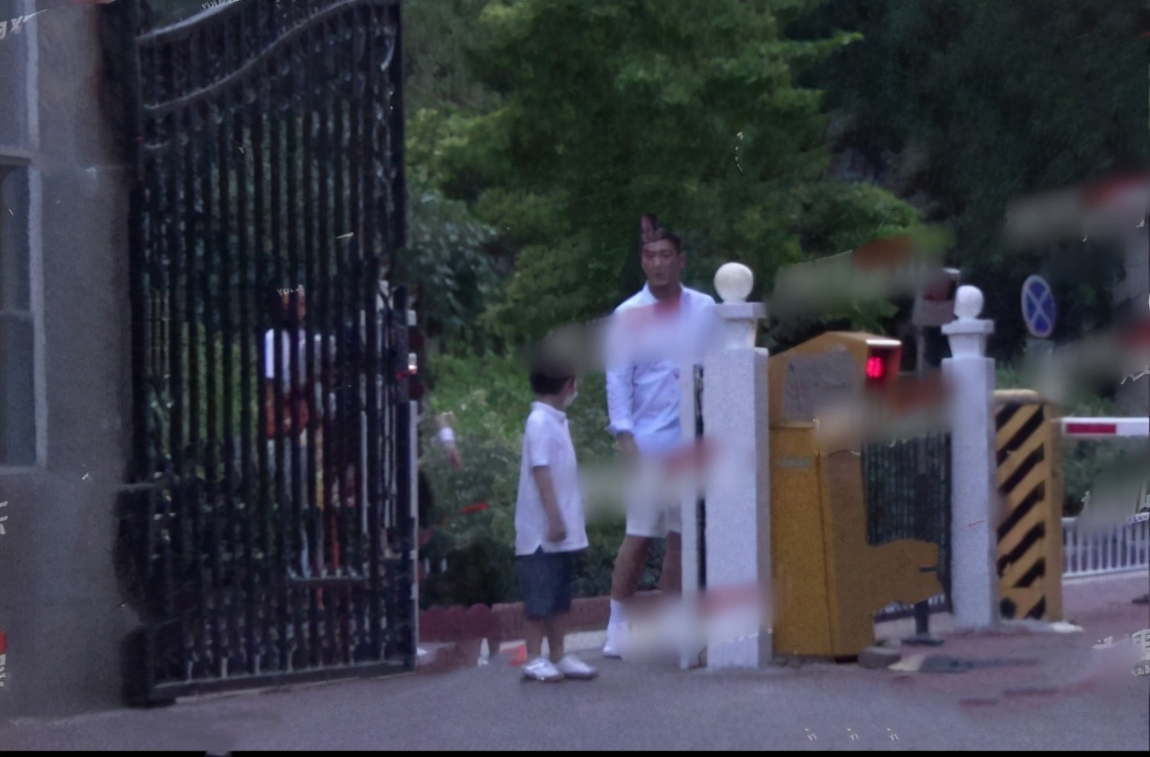 杜江獨自送兩個孩子出門，依依不捨神秘小女孩，真不是對方父親嗎