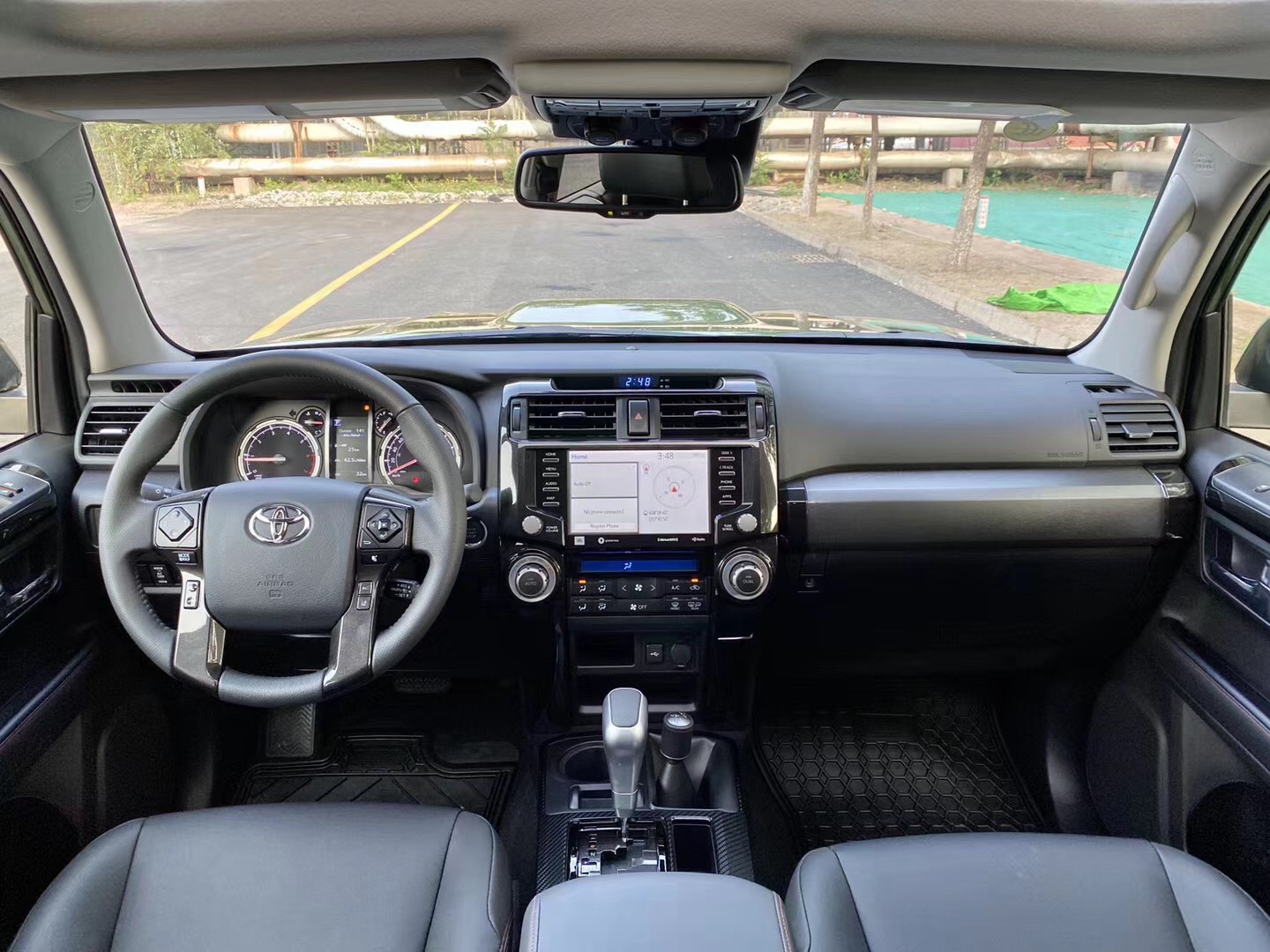 4runner内饰方面:整体还是非常像普拉多的,中控面板采用了更多的银色