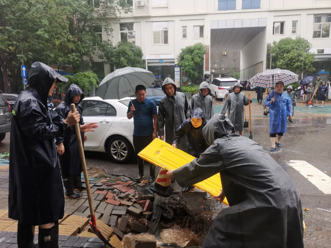 少些吐槽、抱怨！多为大雨中的“他们”点个赞吧