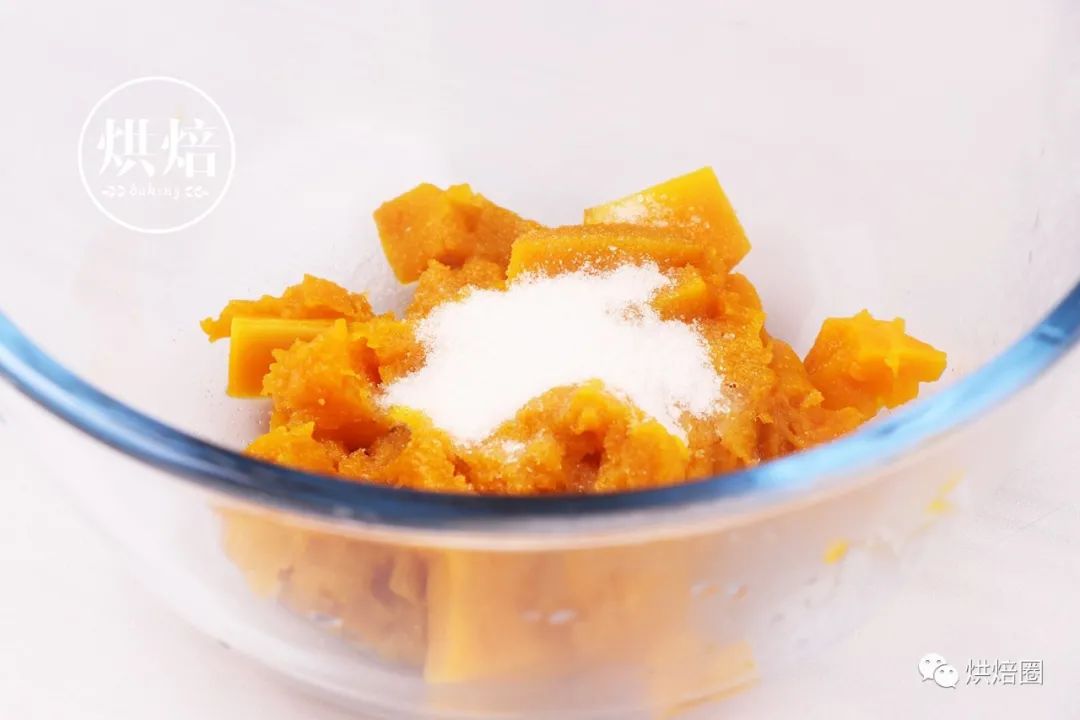 无油脆皮南瓜球 脆脆的淡黄色外衣 里面糯糯的能拉丝 巨好吃