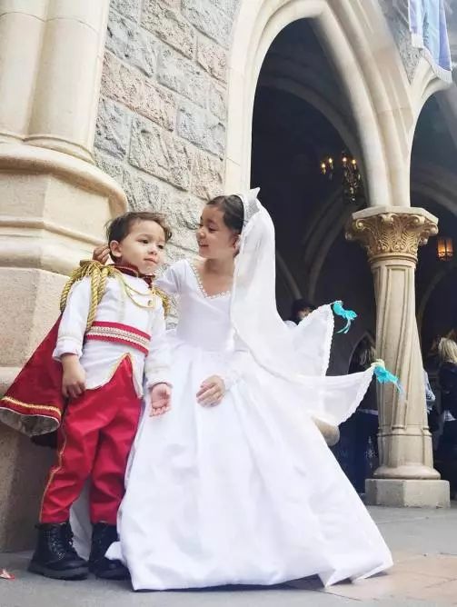 To realize princess dream of the daughter, play essence old father with one's own hands tailor about a hundred " blackart " skirt explodes sth resembling a net of network of fire