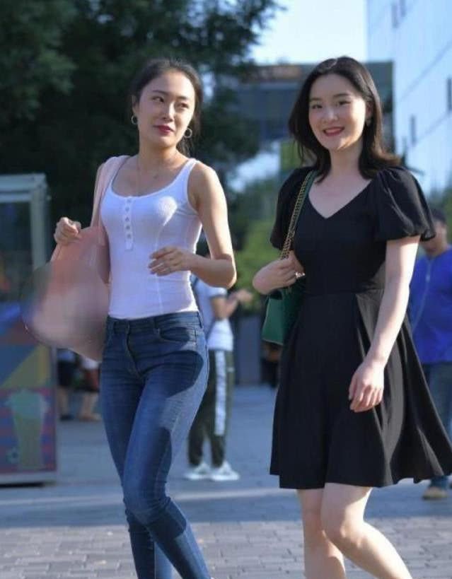 紧身白色挂脖衣，更显可爱迷人