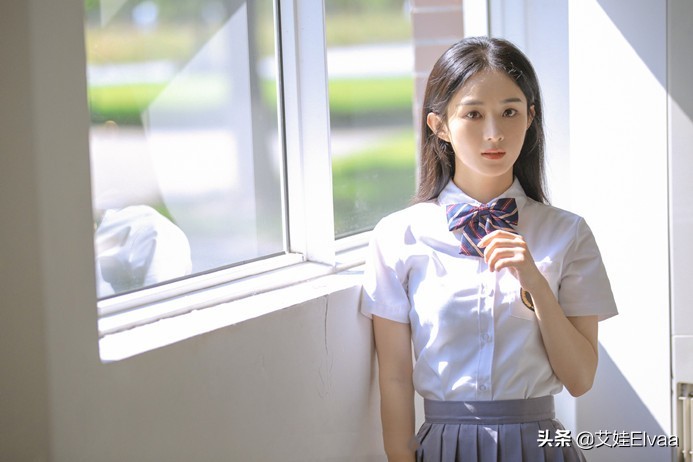 赵丽颖新造型大变样，穿校服打领带重拾清纯，冯绍峰后悔都来不及