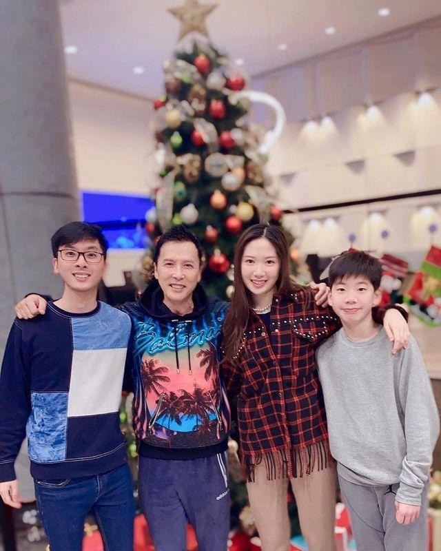 甄子丹一家四口逛街，羡慕女儿身材长相，和小18岁的娇妻
