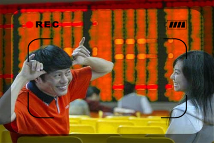 一个人有5万元存款，到底是买股票还是买基金呢