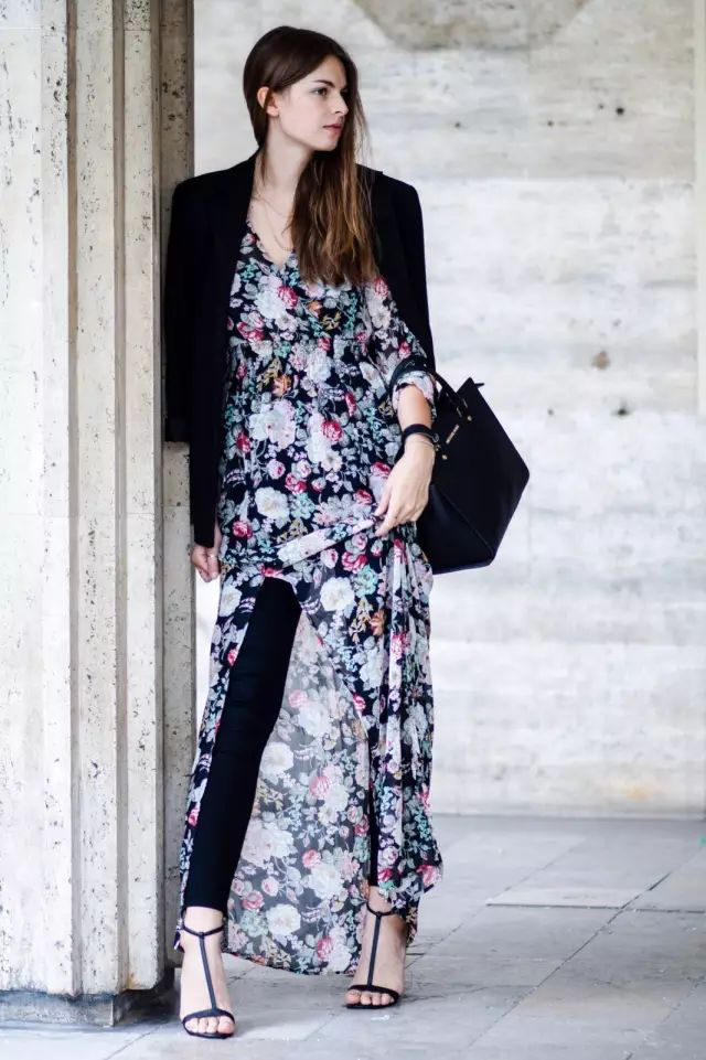 赌王四太梁安琪60岁还有料！穿红裙侧身看像“过