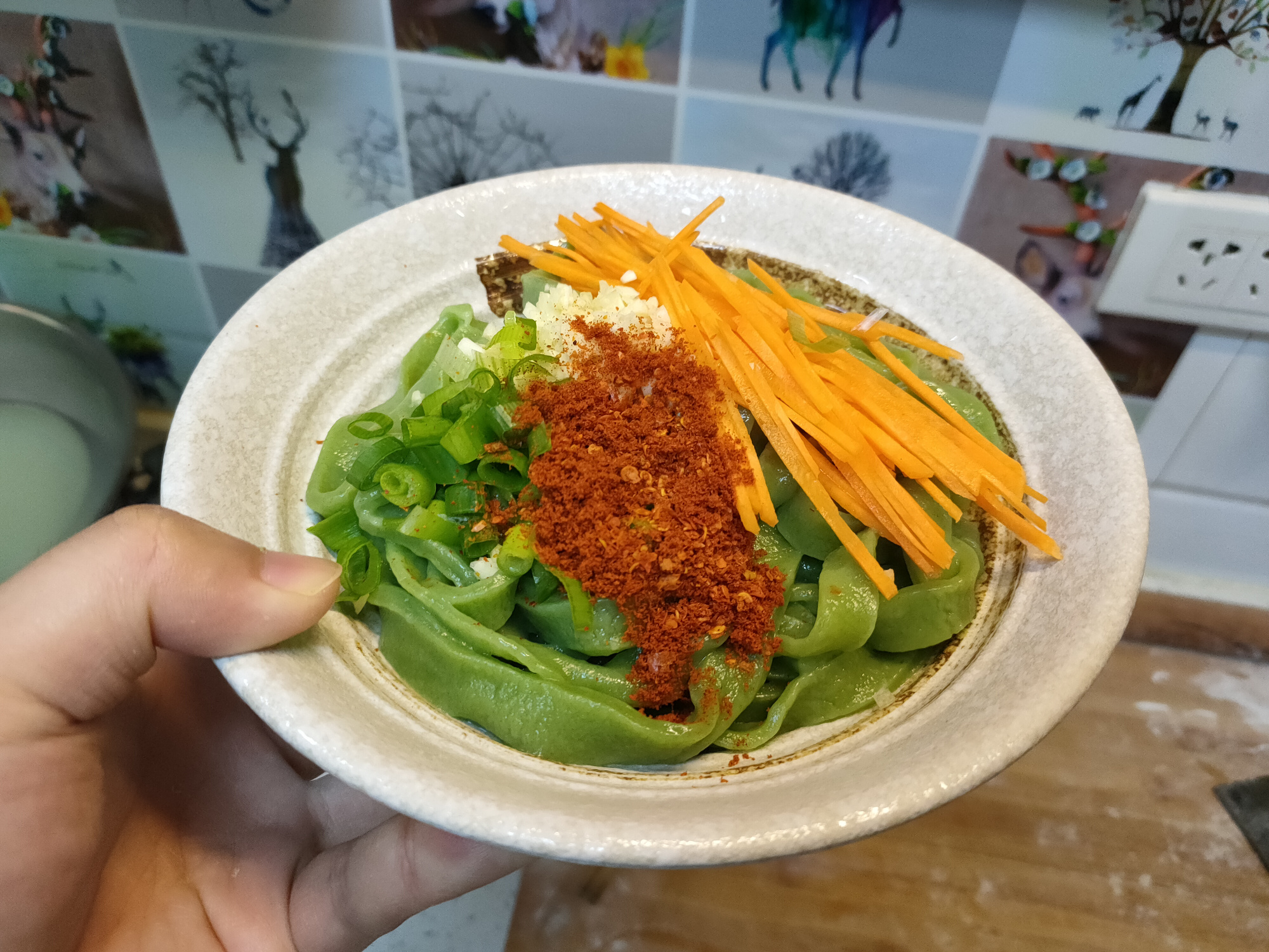 到了夏天就馋这碗面，不用炒不凉拌，劲道爽滑，香辣开胃真解馋