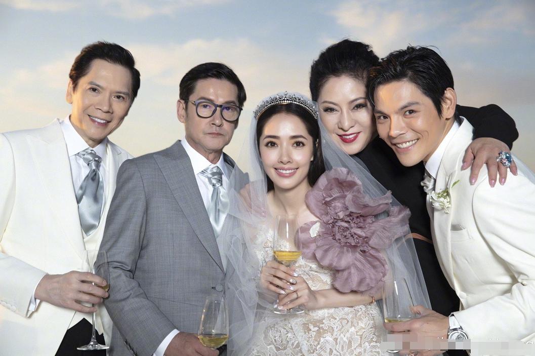 向华强祖孙三代在公园散步，向佐帮郭碧婷拎鞋