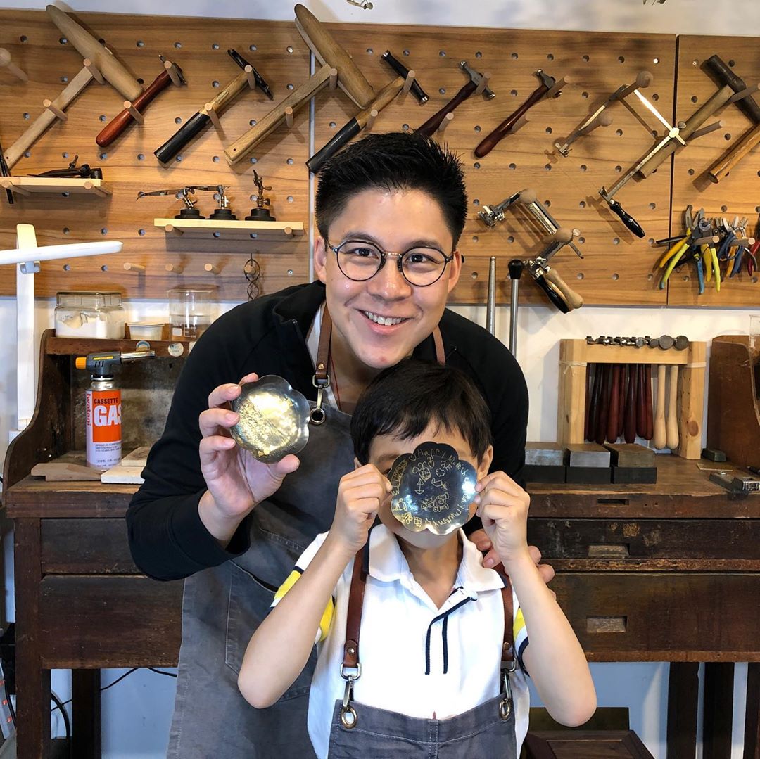 霍啟剛攜三個子女做蛋糕，為郭晶晶慶祝母親節，廚房擁擠超簡樸