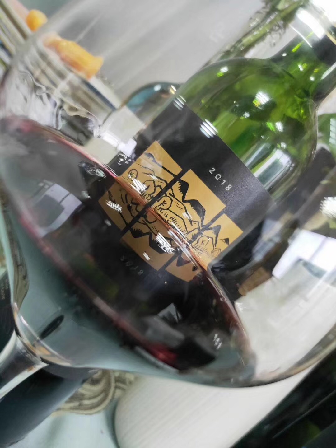 干红葡萄酒中的“干红”是什么意思？
