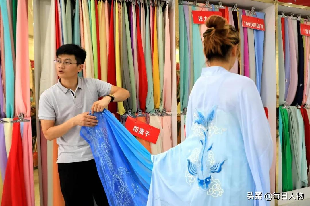 左手棺材远销日本,右手汉服红遍网络,曹县爆火是偶然还是必然?