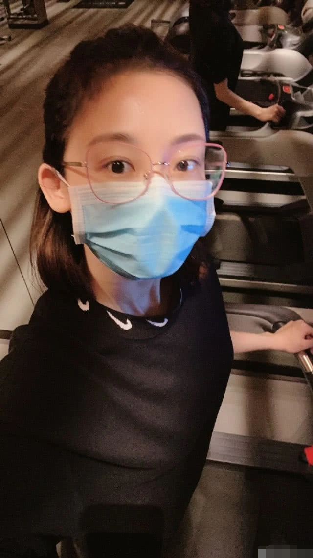 苗苗辟谣怀孕传闻后，全身出镜跑步身材纤瘦，