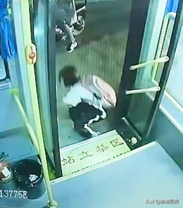 广东13岁女学生下公交被夹拖行20秒！公交公司：女孩擦伤无大碍，司机已被开除