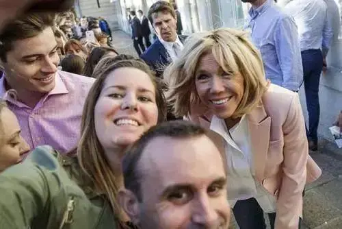 法第一夫人粉衣亮相，又一次扮嫩失败，满屏的