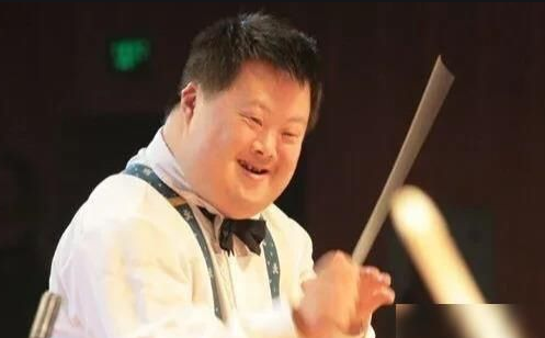 登上人民大会堂，与刘德华共唱，是谁揭穿了“天才指挥家”的谎言