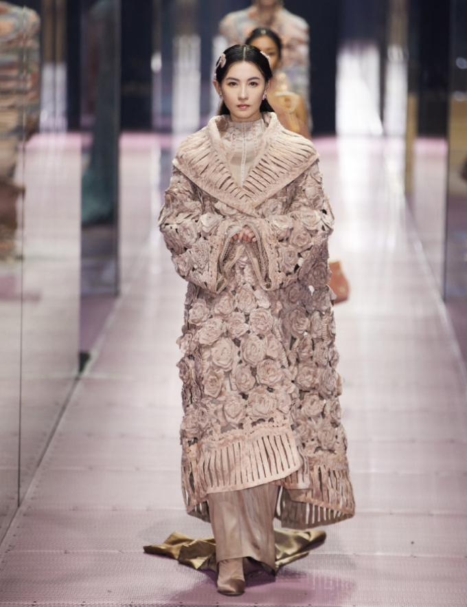 张柏芝现身高定秀T台，半永久贴头皮发型走红，